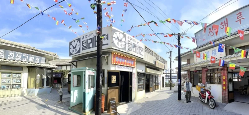 고래박물관 전경과 장생포 옛마을 간판거리 사진