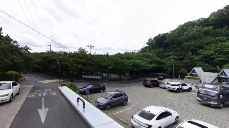 주차장 입구 전경